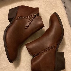 Women’s ankle boots size 7 , color brown
